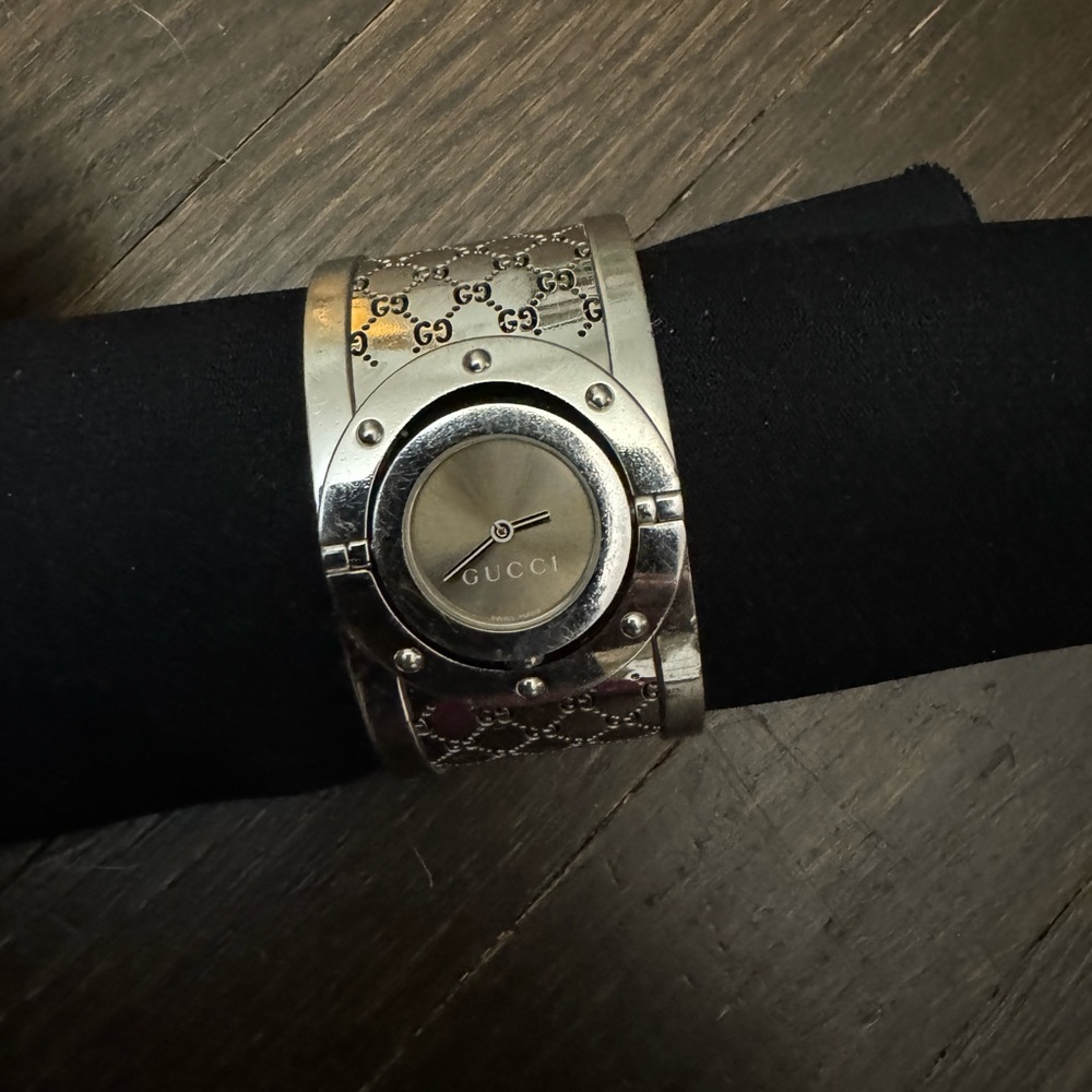 GUCCI 112 twirl bangle watch